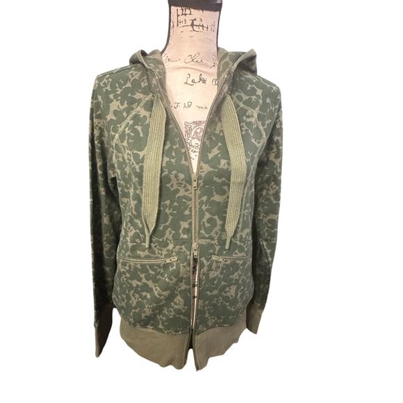 🪖 Cabi Green Camo Print Zip Hoodie - Size S | Cozy & Stylish Streetwear - Picture 2 of 11